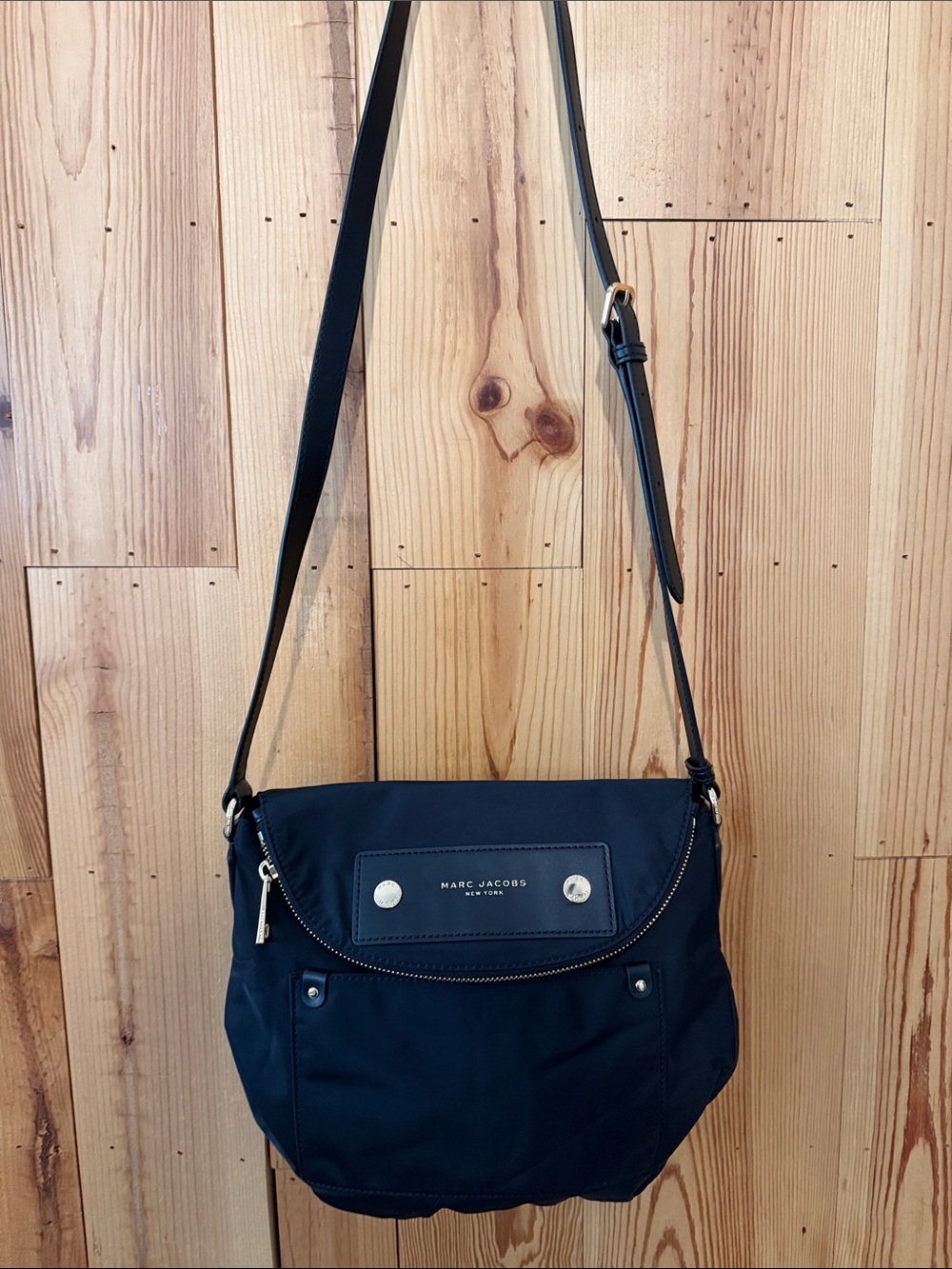 Marc Jacobs EUC Preppy Black Nylon Natasha Crossbody Bag with Leather Strap